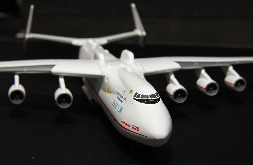http://www.flightlineimages.com/an-225/an-225-007.jpg