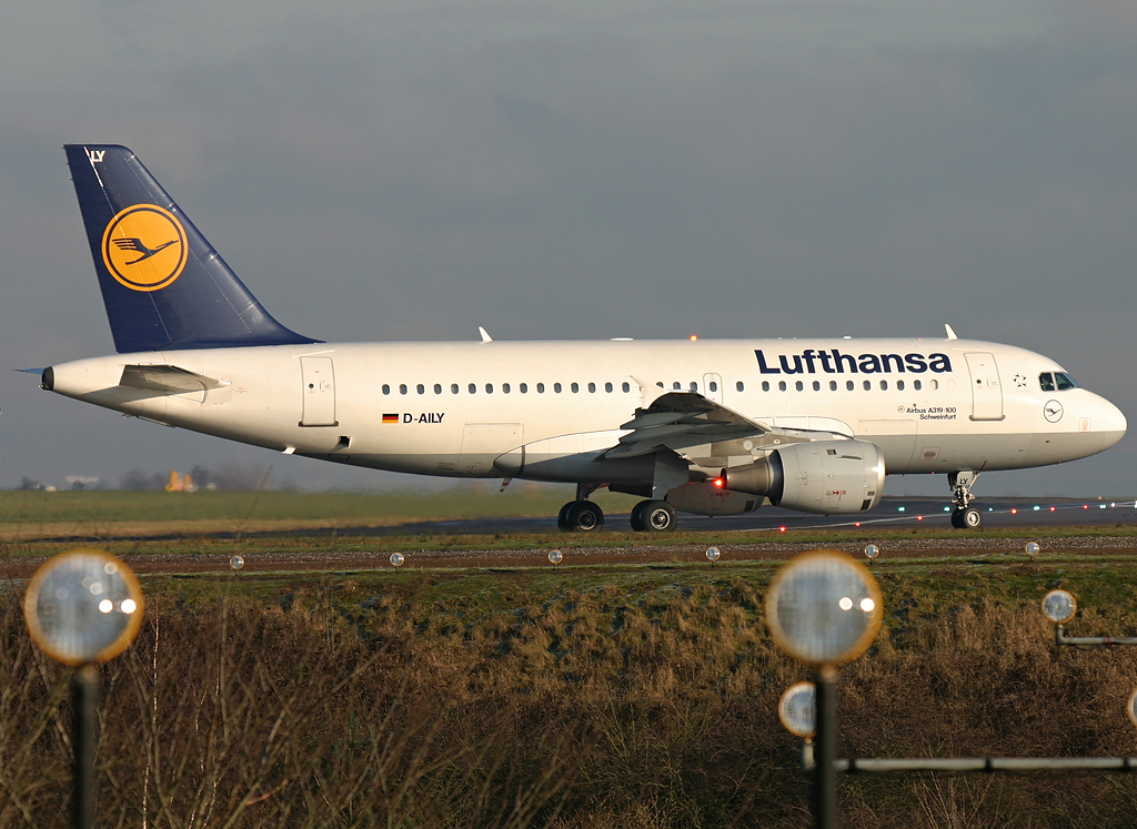 http://www.flightlineimages.com/temp/MAN281205-002-2.jpg